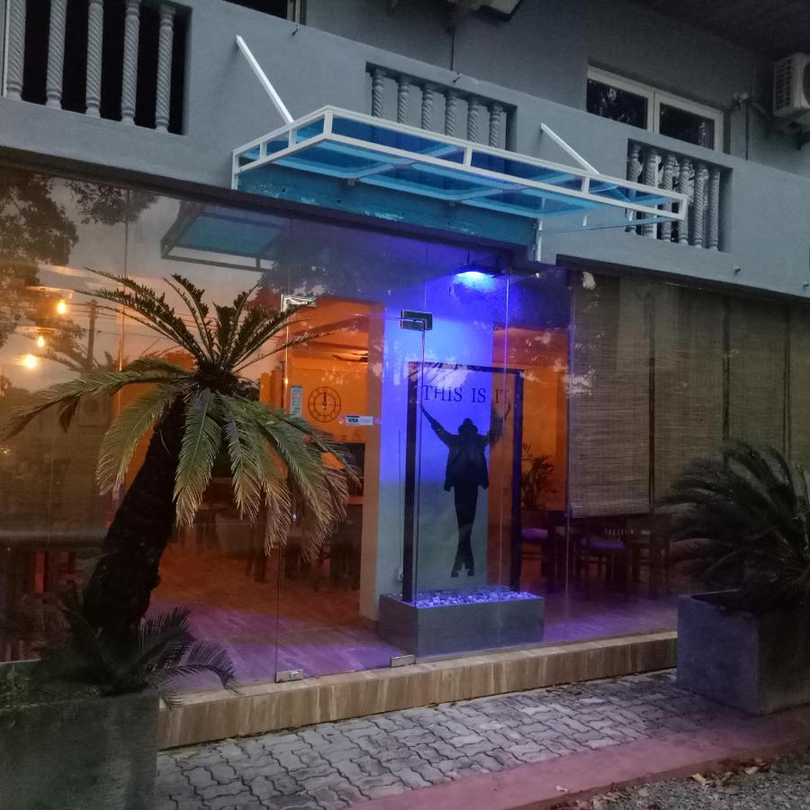This Is It Airport Hotel And Restaurant Negombo Exterior foto